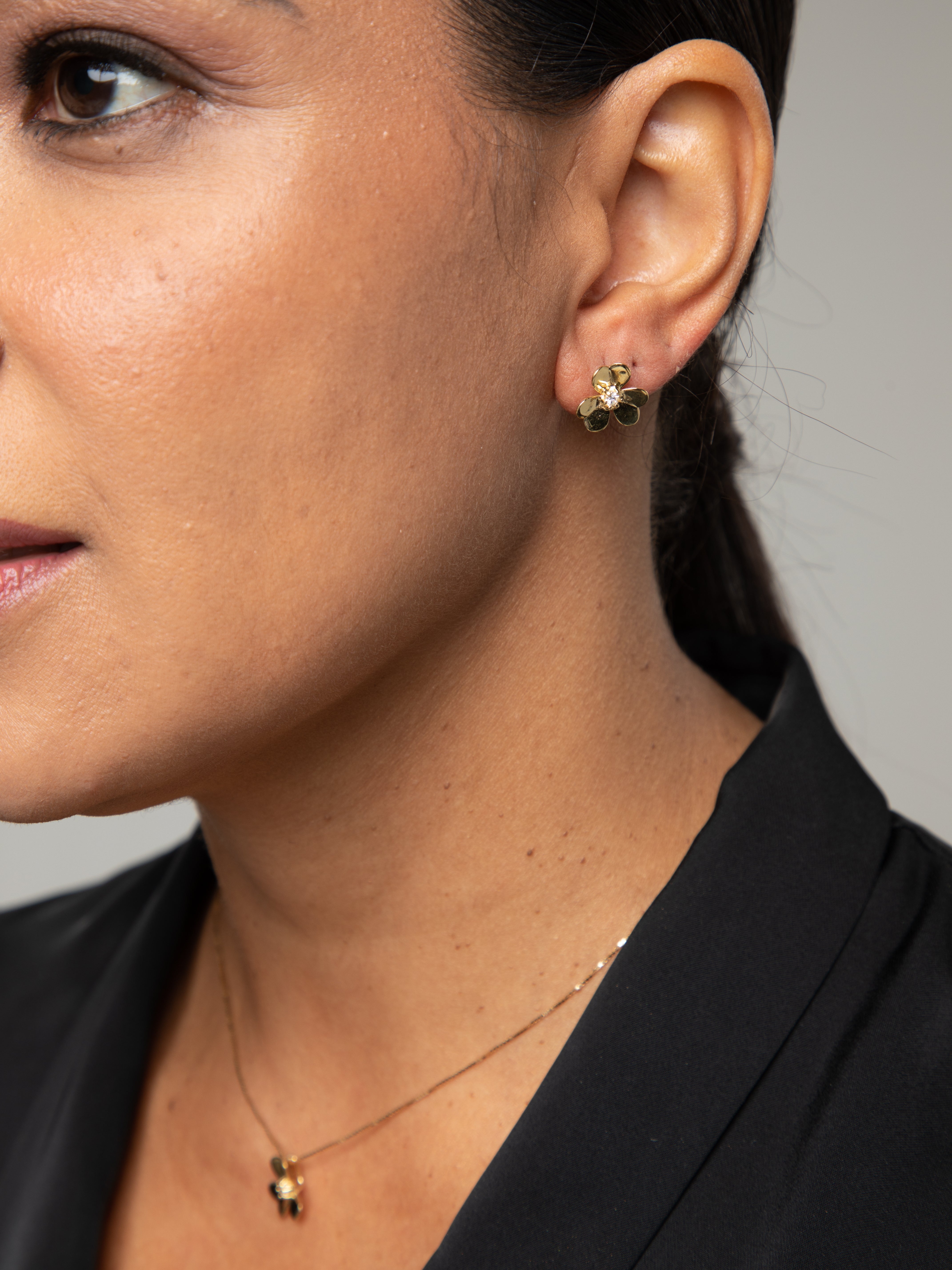 Small flower with white quartzo earrings
