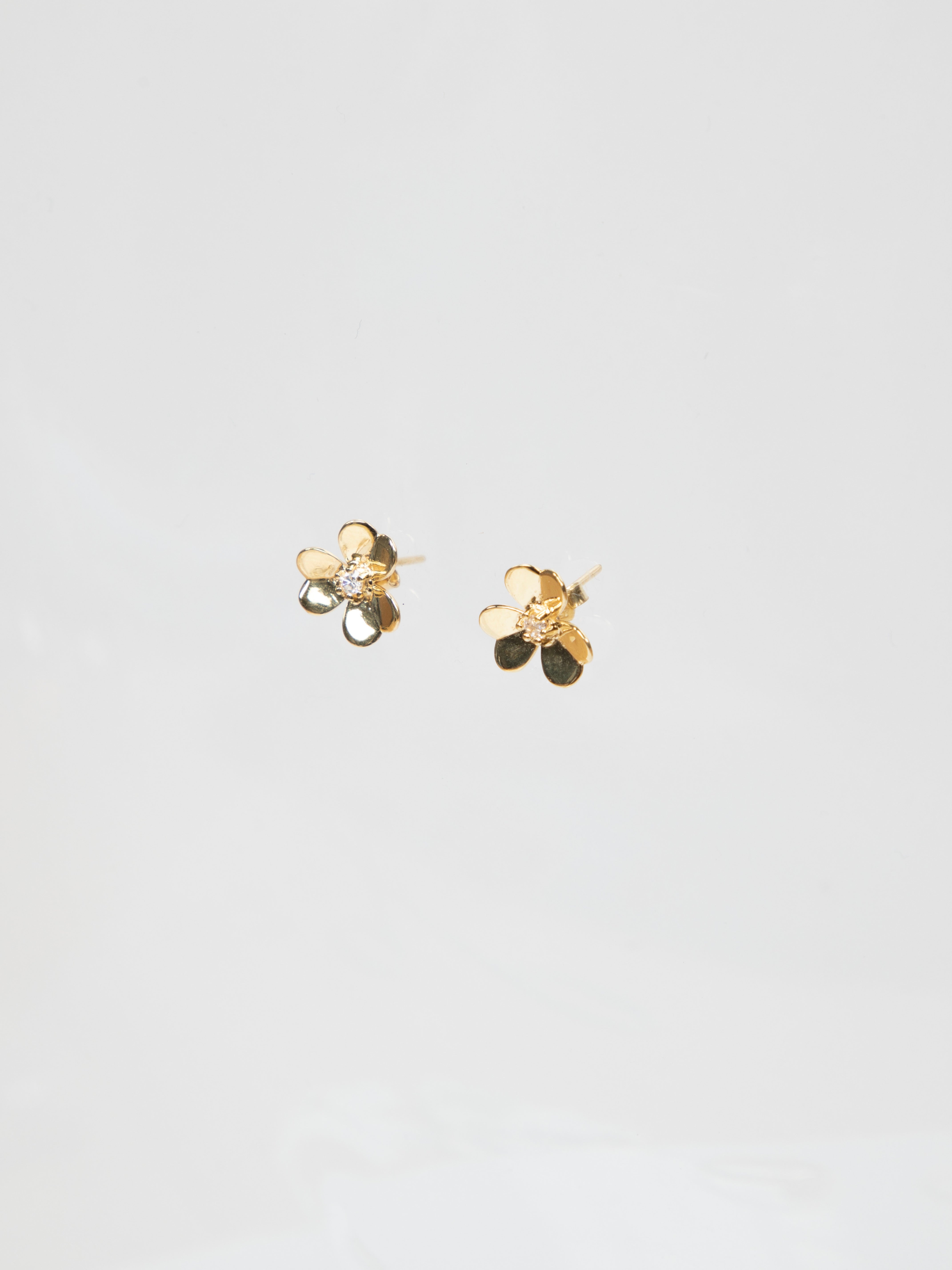 Small flower with white quartzo earrings