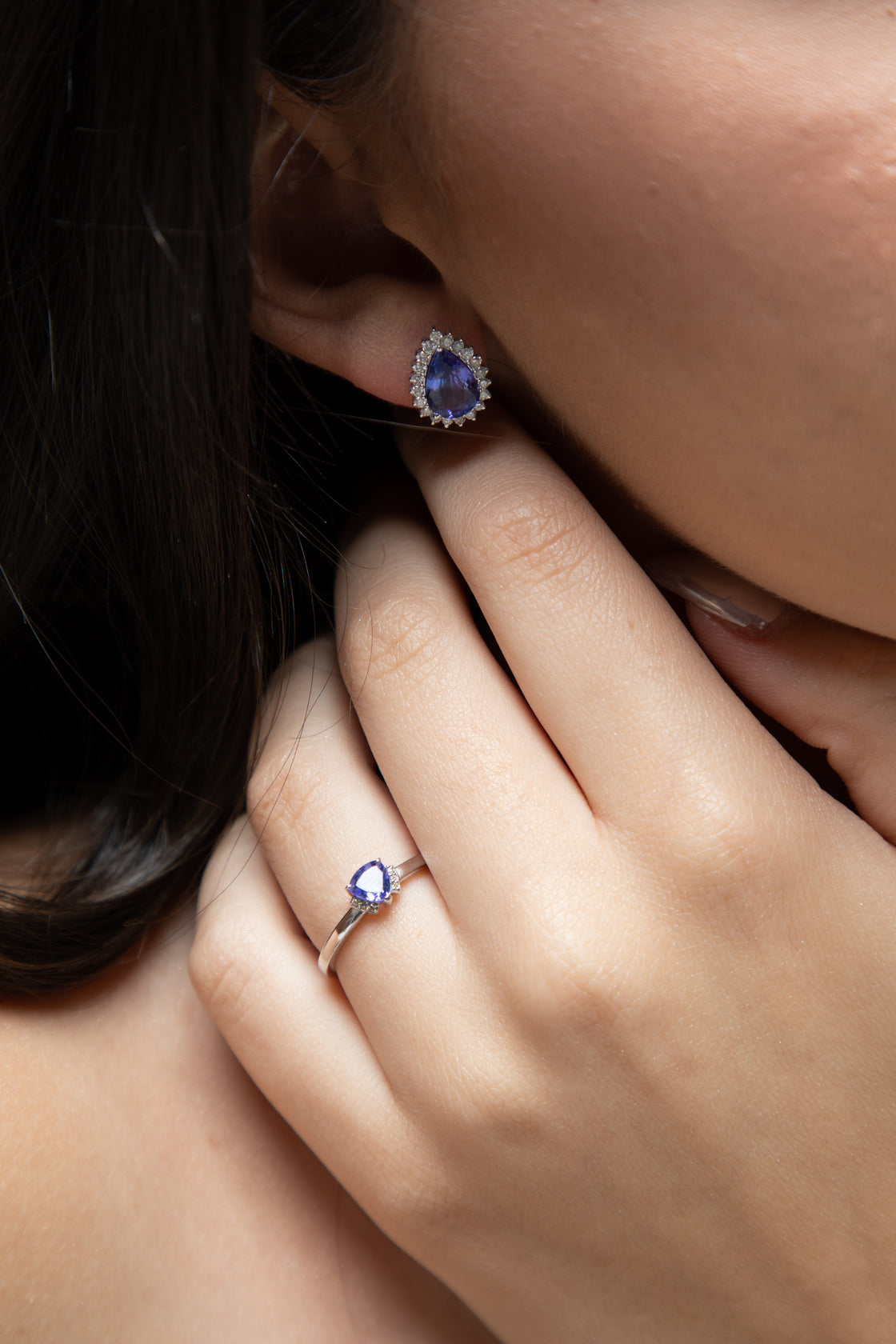 Tanzanites and diamonds earrings